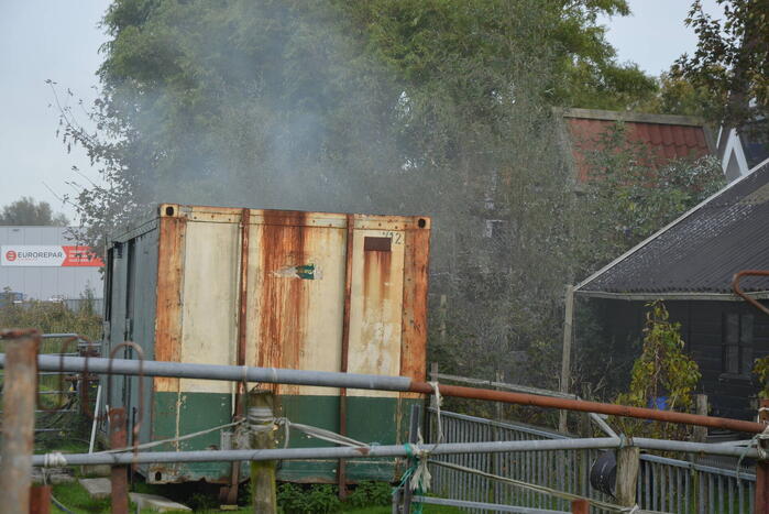 Speelhut achter woning vat vlam