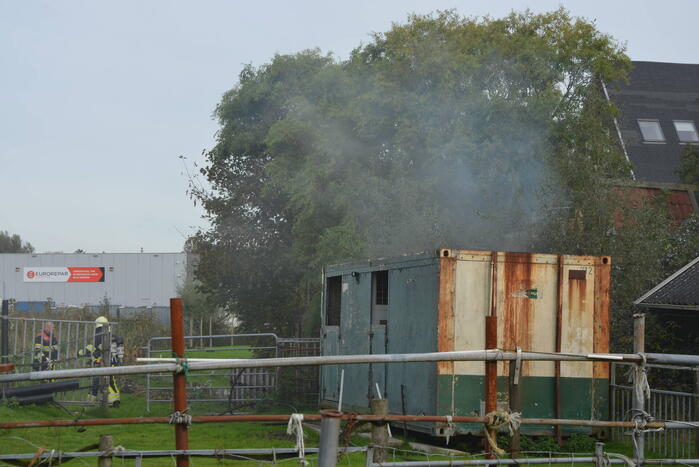 Speelhut achter woning vat vlam