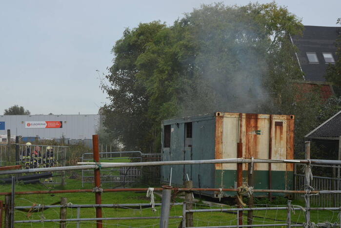 Speelhut achter woning vat vlam