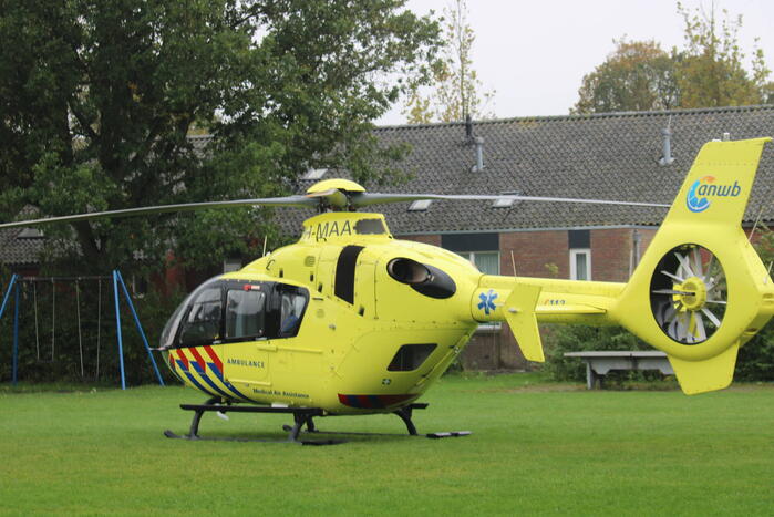 Traumahelikopter landt op speelveld midden in woonwijk