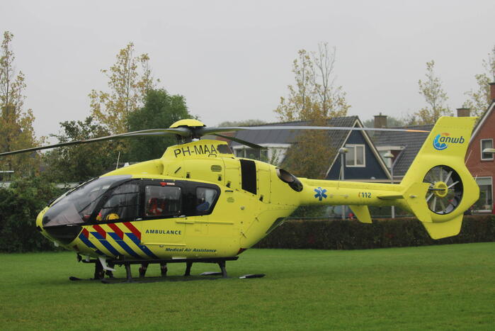Traumahelikopter landt op speelveld midden in woonwijk