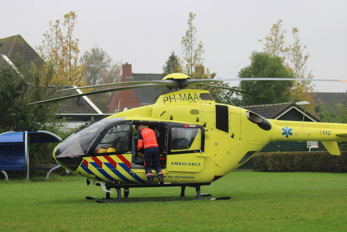 Traumahelikopter landt op speelveld midden in woonwijk
