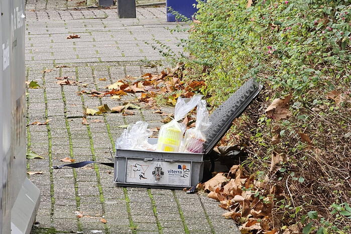 Brandweer verricht metingen bij achtergelaten krat