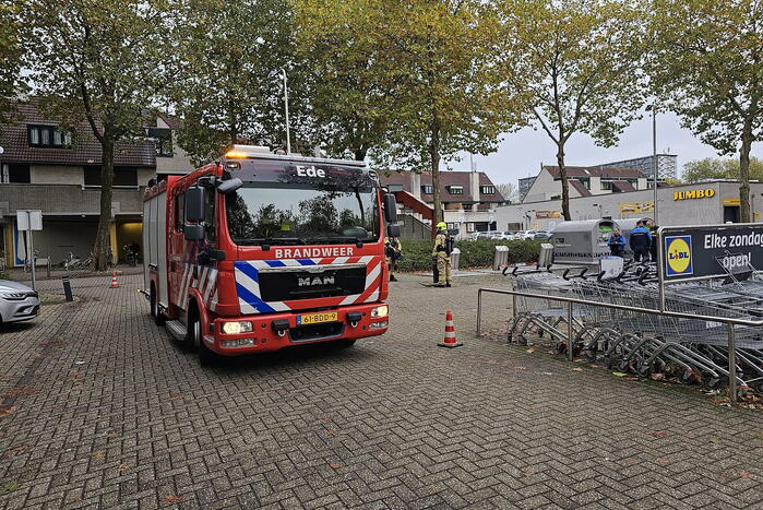 Brandweer verricht metingen bij achtergelaten krat