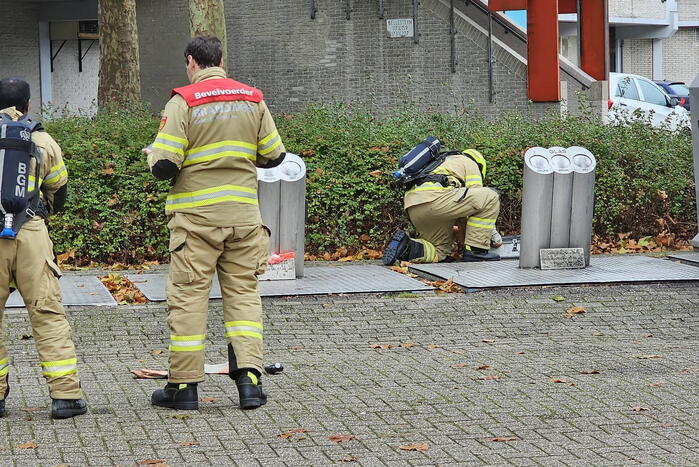 Brandweer verricht metingen bij achtergelaten krat