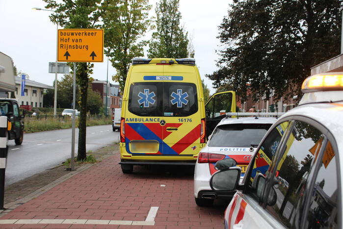 Kop-staartbotsing op afrit snelweg