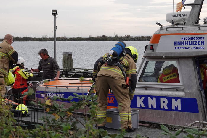 Drie personen van brandende boot gered