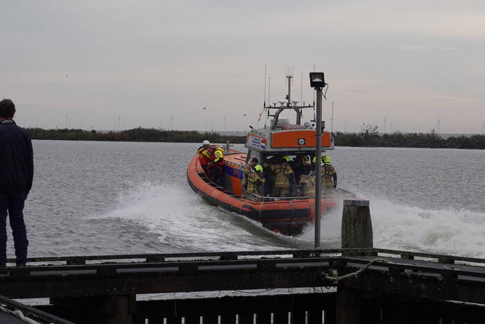 Drie personen van brandende boot gered