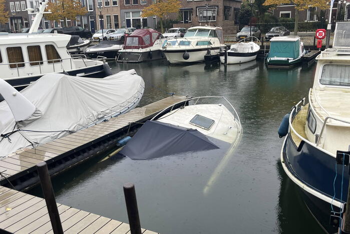 Plezierjacht maakt water en dreigt te zinken