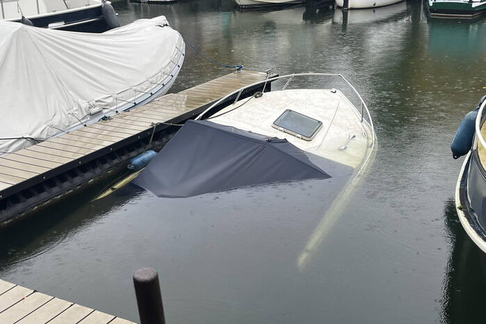 Plezierjacht maakt water en dreigt te zinken