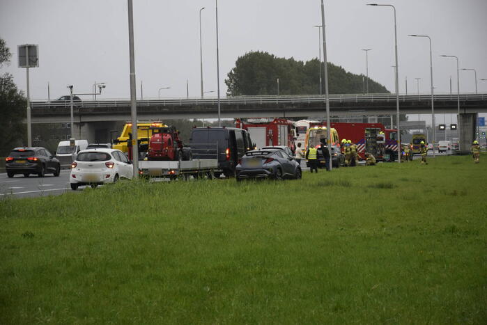 Auto raakt te water naast snelweg