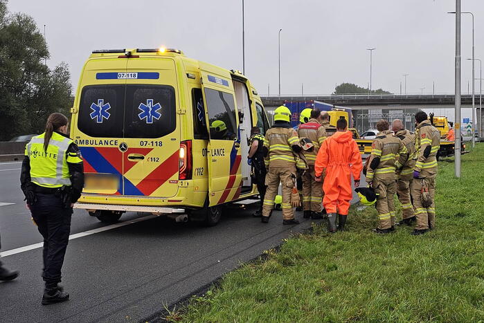 Auto raakt te water naast snelweg