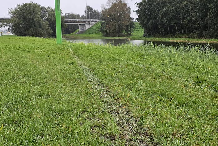 Auto raakt te water naast snelweg