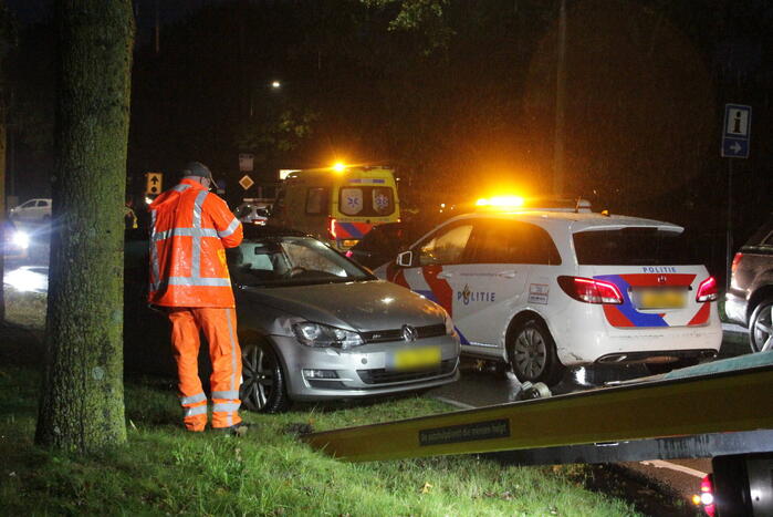 Auto en bestelbus in botsing onderaan afrit