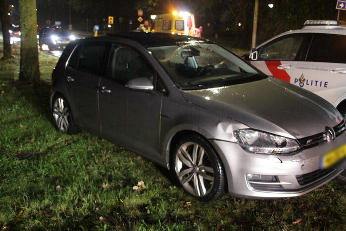 Auto en bestelbus in botsing onderaan afrit