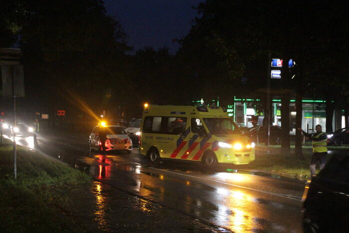 Auto en bestelbus in botsing onderaan afrit