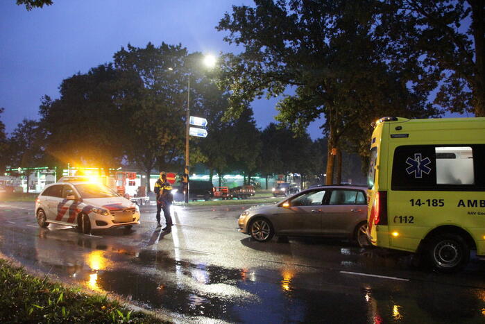 Auto en bestelbus in botsing onderaan afrit