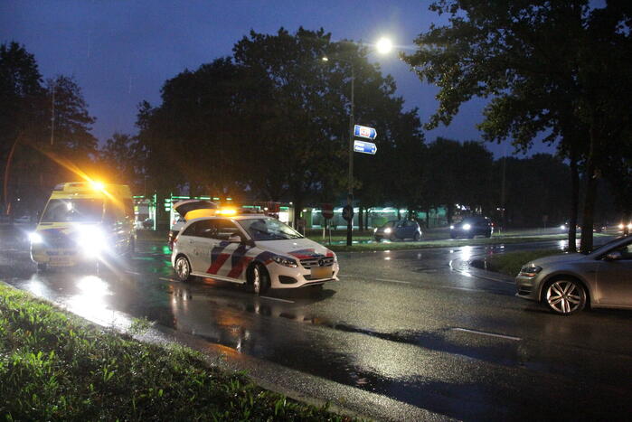 Auto en bestelbus in botsing onderaan afrit