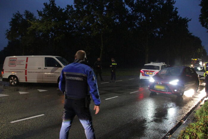 Auto en bestelbus in botsing onderaan afrit