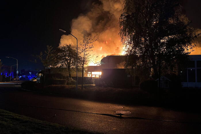 Grote uitslaande brand in bedrijfspand