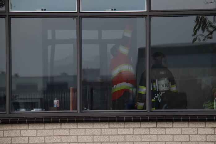 Werknemers ruiken gas in bedrijfspand