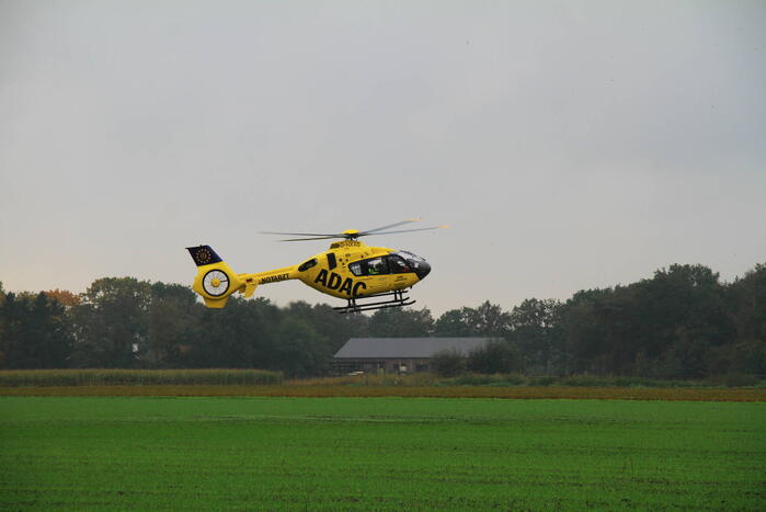 Bestuurder bekneld bij botsing tegen boom
