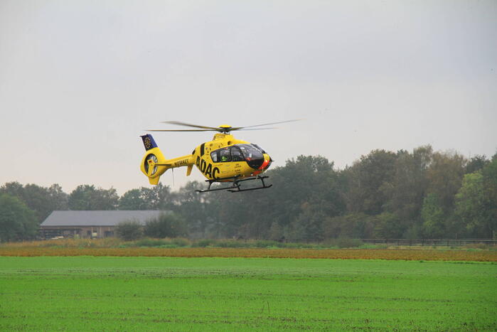 Bestuurder bekneld bij botsing tegen boom