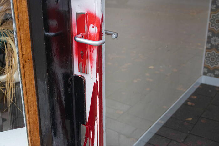 Koffiezaak besmeurd met rode verf