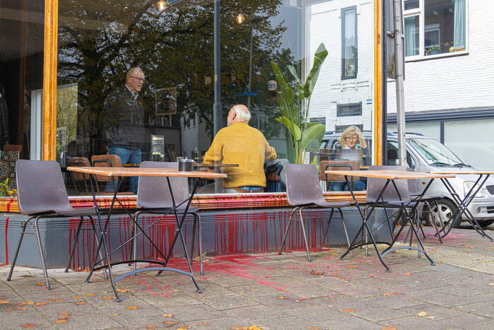 Koffiezaak besmeurd met rode verf