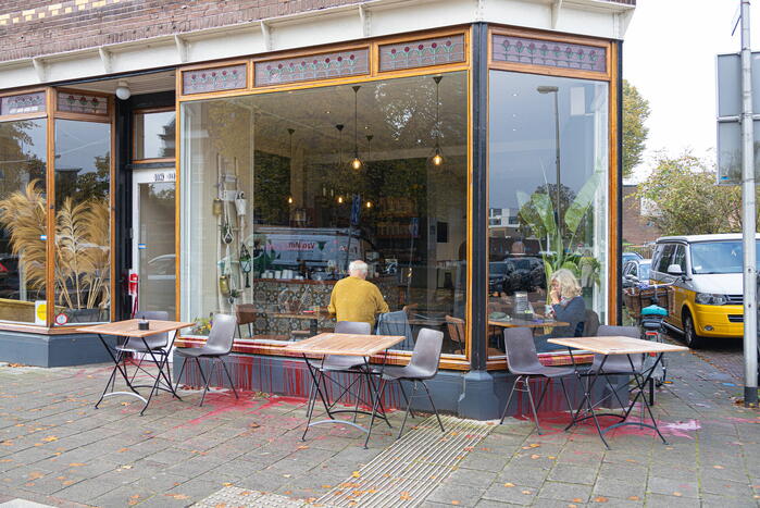 Koffiezaak besmeurd met rode verf