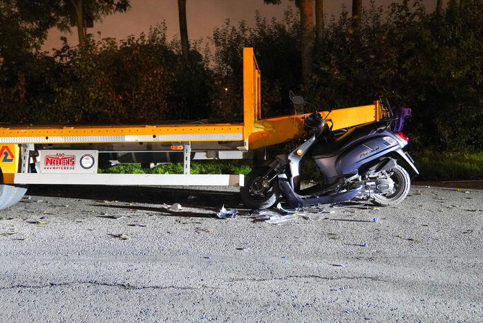 Scooterrijdster rijdt tegen stilstaande oplegger
