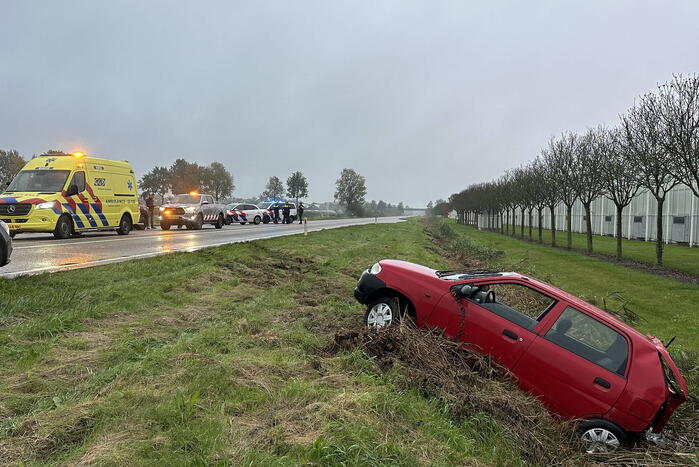 Auto belandt in sloot bij kop-staartbotsing