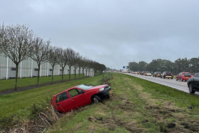 Auto belandt in sloot bij kop-staartbotsing