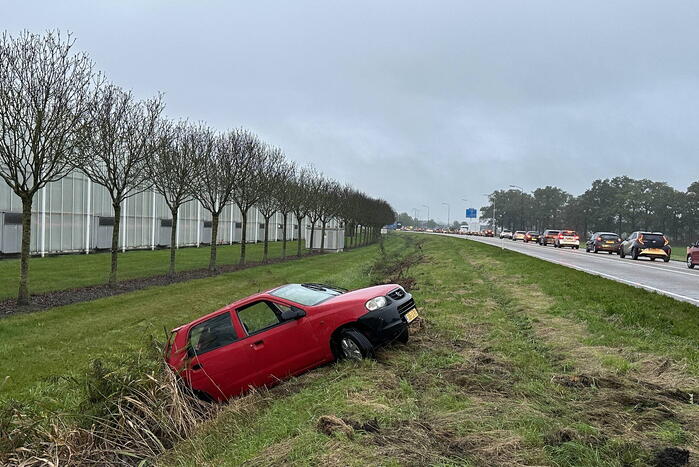 Auto belandt in sloot bij kop-staartbotsing