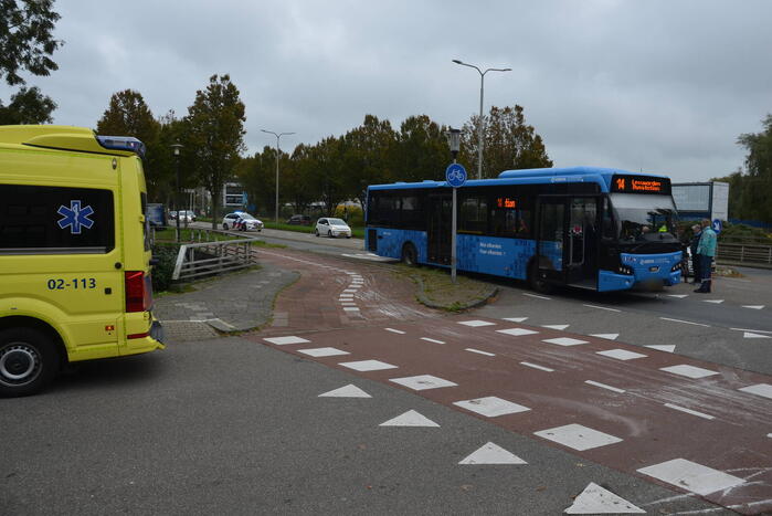Afslaande personenauto klapt op lijnbus