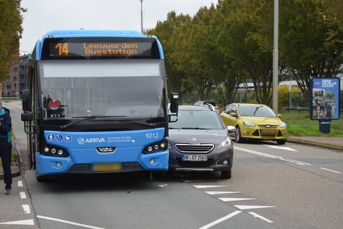 Afslaande personenauto klapt op lijnbus