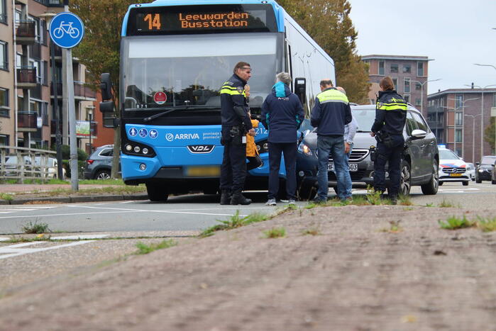 Afslaande personenauto klapt op lijnbus