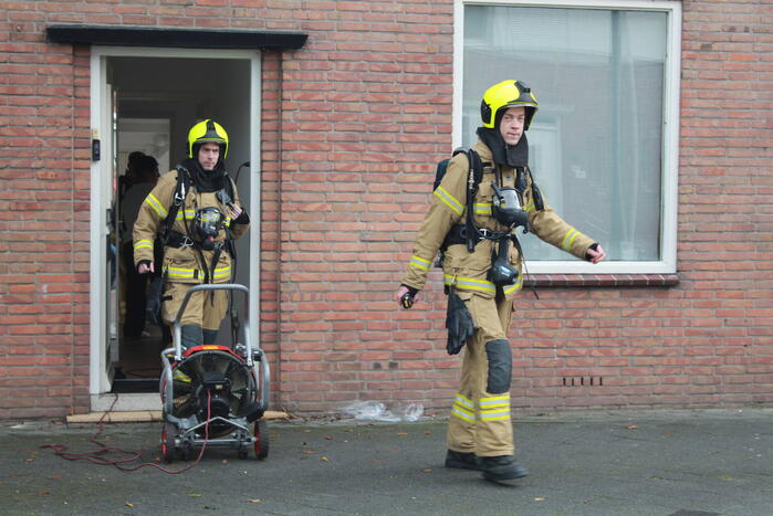 Brandweer blust brand in woning