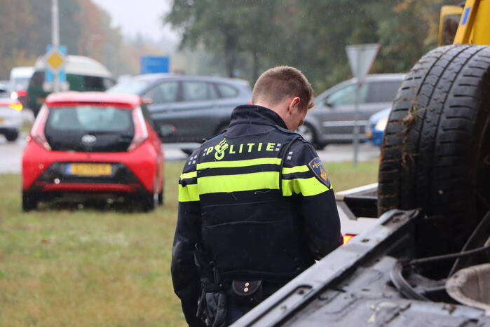 Auto vliegt over vangrail en belandt op kop