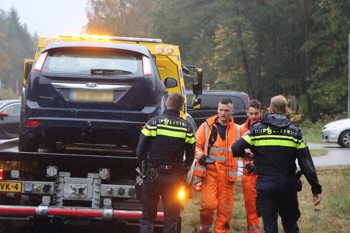 Auto vliegt over vangrail en belandt op kop