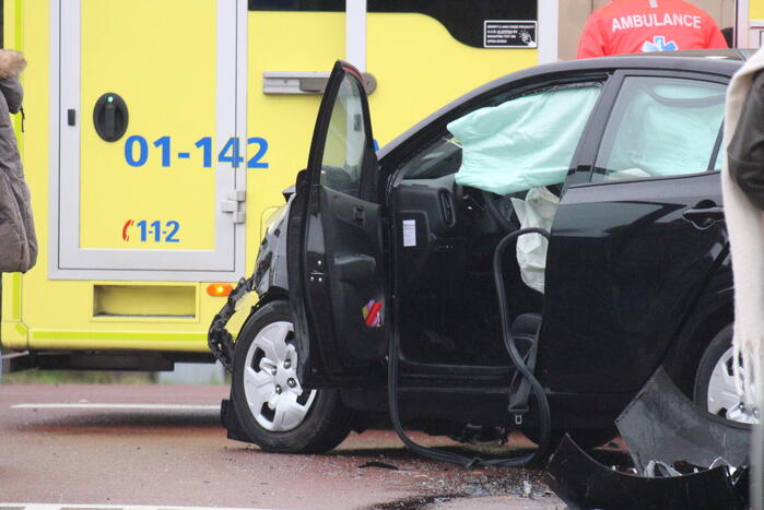 Ravage na botsing op kruising, auto belandt in kanaal