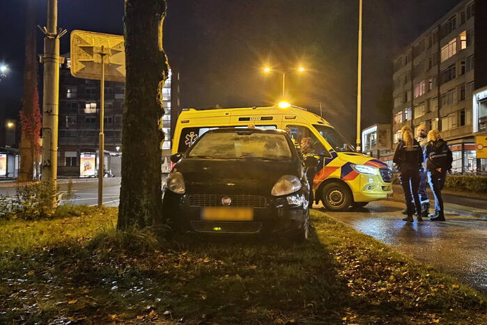 Bestuurder gewond bij botsing tegen boom