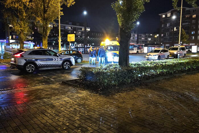 Bestuurder gewond bij botsing tegen boom