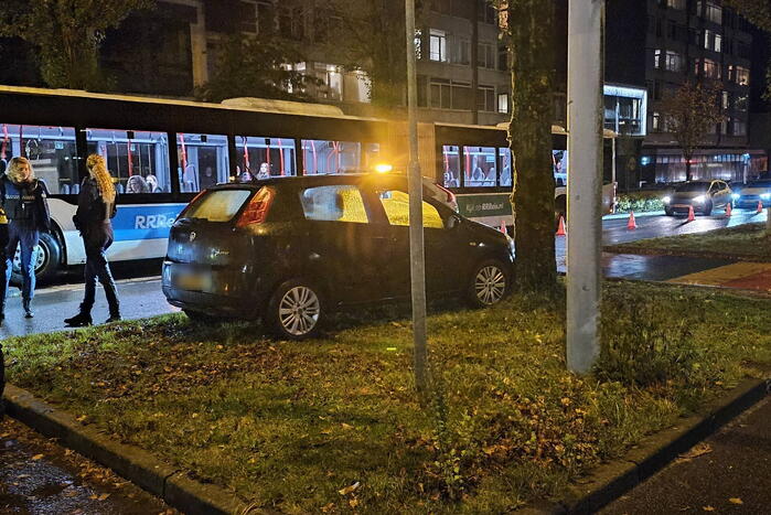 Bestuurder gewond bij botsing tegen boom