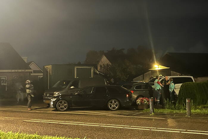 Politie valt woning binnen, verward persoon naar ziekenhuis