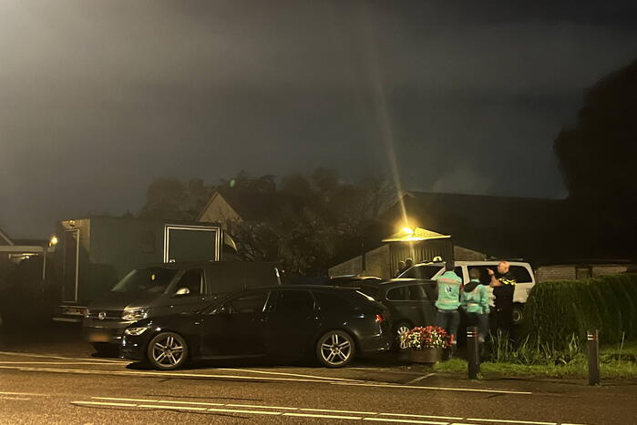 Politie valt woning binnen, verward persoon naar ziekenhuis