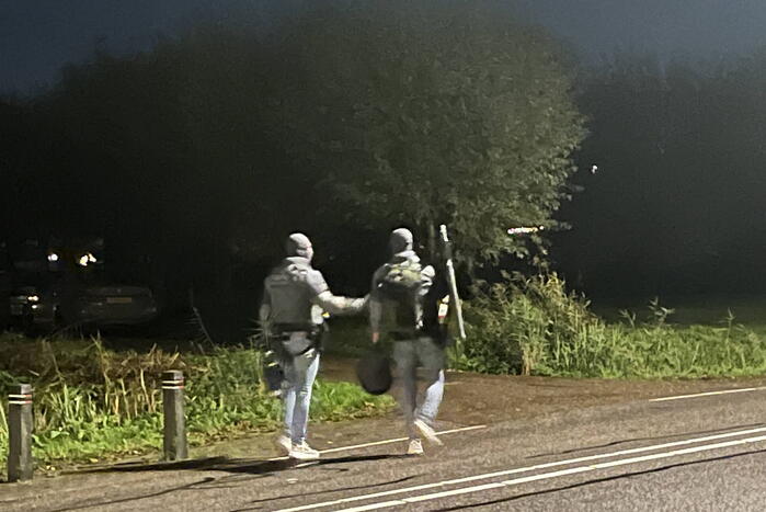 Politie valt woning binnen, verward persoon naar ziekenhuis