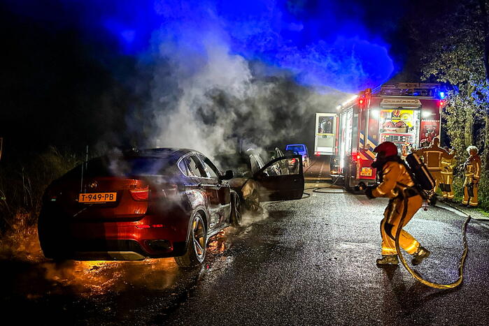 Twee geparkeerde auto's uitgebrand