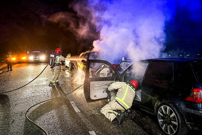 Twee geparkeerde auto's uitgebrand
