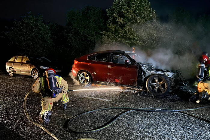 Twee geparkeerde auto's uitgebrand